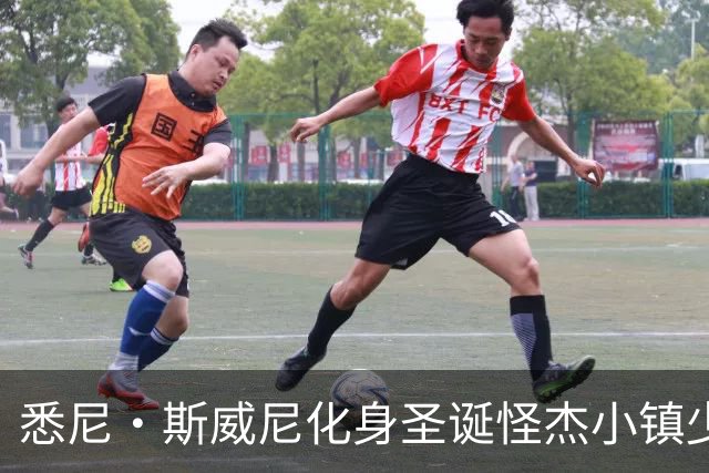 悉尼·斯威尼化身圣诞怪杰小镇少女，内衣广告提前过节